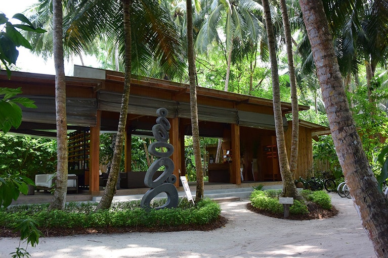 バンヤンツリーの大木やヤシの木々の合間に立つスパ。CBD(カンナビジオール)と活性化ヘンプをベースとした注目のトリートメントが登場。これはモルディブ初！
