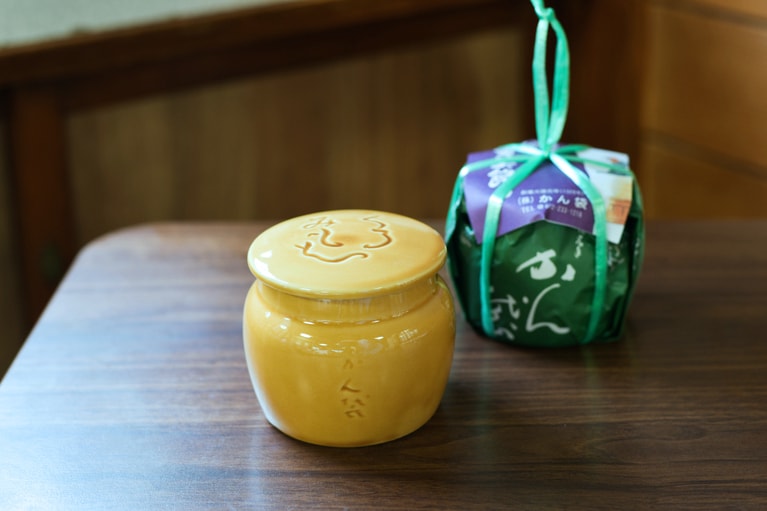 進物用には、三重県四日市で焼いてもらっているという壺入り2,030円～も。