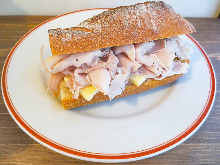 モーニングメニューの自家製ハムとバターのバゲットサンド「ジャンボンブール」700円。
