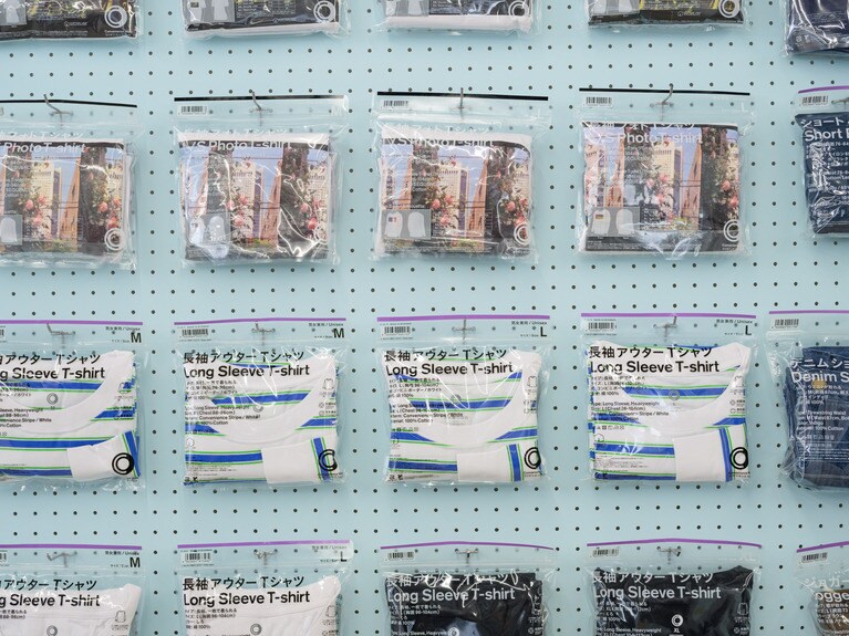 フォトTシャツのほか、ファミリーマートのコーポレートカラー（青、緑、白）のボーダーTシャツも新発売。長袖アウターTシャツ　1,998円／コンビニエンスウェア