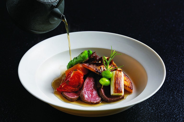 【星のや東京】ダイニングで供されるのは、日本固有の発酵食品や四季の食材を使用する新しい感覚のフレンチ「Nipponキュイジーヌ 〜発酵〜」。部屋食も充実している。Photo: Wataru Sato