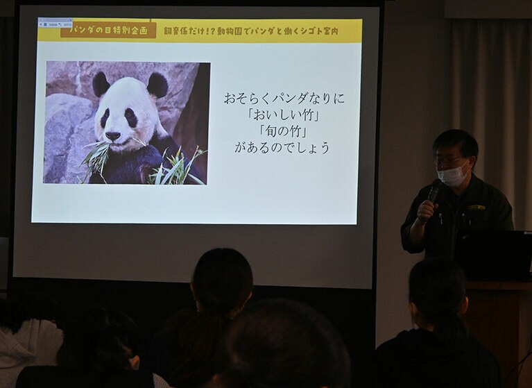 パンダは竹を選別する。