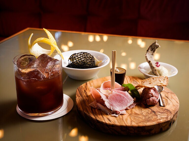 ディナーのアミューズをカクテルと合わせるのが当世流。