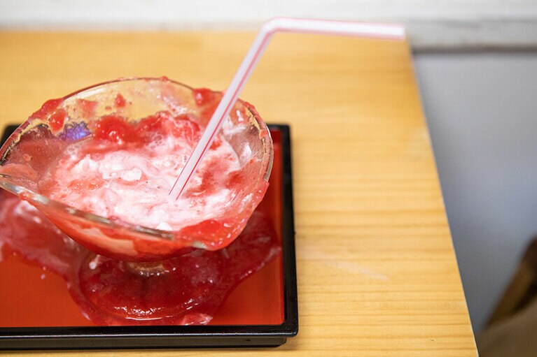 ふわふわに削られた氷は溶けやすいので、最後はドリンクとしても楽しめるようストローがテーブルに置かれている。