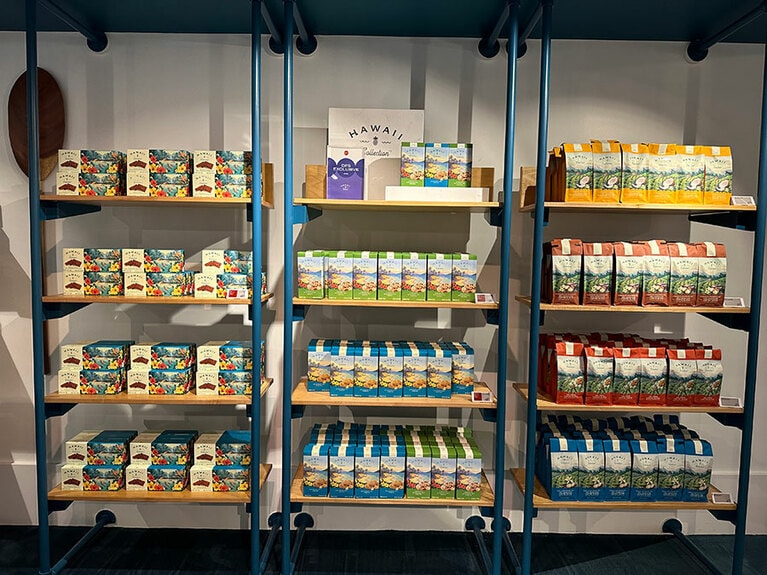 DFS限定のココナッツマカデミアナッツクッキーやハワイアンコーヒーなど。