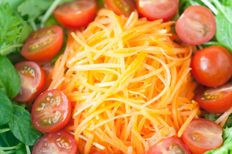 にんじんやキャベツはサラダなどで手軽に、定期的に摂取したい。