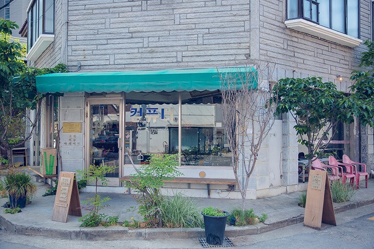 角地に位置する入口。時折オーナー本人の来店もあるようだ。