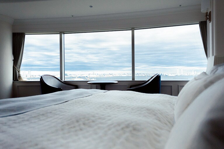 タワー棟はリニューアル中。既に完了した「ベイフロントコーナーダブル」は窓の外に横浜港と山下町がパノラマ状に広がる。