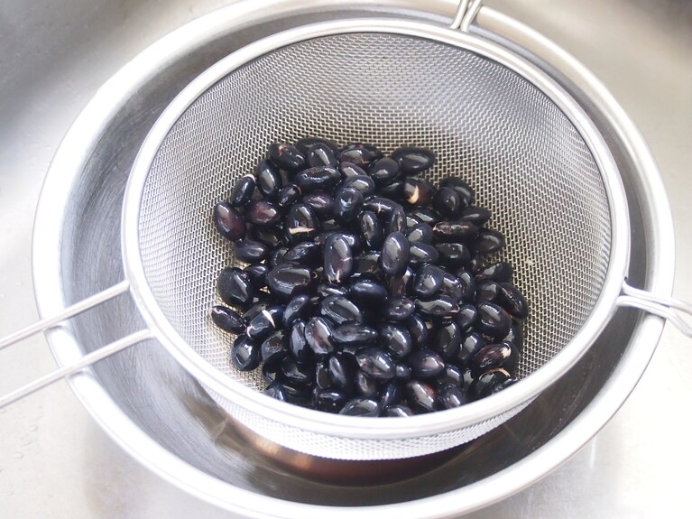 ザルに入れ、水切りをする。