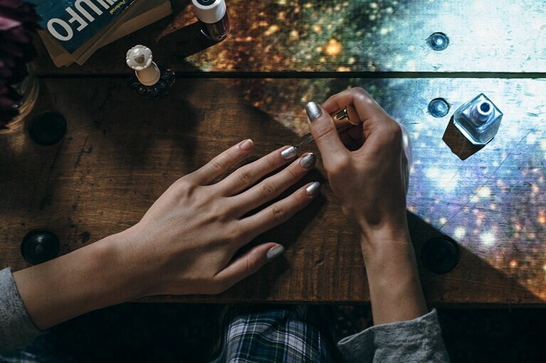 塗っているのはアンプリチュードの「コンスピキュアス ネイルカラー 16」。