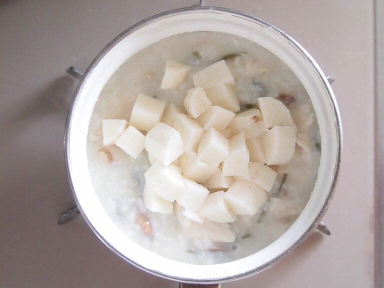 鶏ささみの色が変わり火が入ったら、長芋を加えてさらに煮込む。