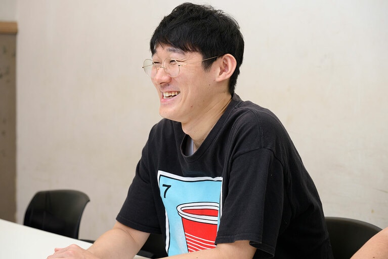 インタビューに答えてくれた、ロングコートダディの堂前透さん。