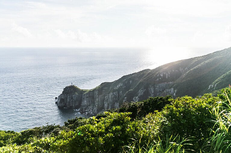 展望台からの眺め。遠くにポツンと見えるのが大瀬崎灯台です。灯台まではこの展望台の駐車場から歩いて約30分(今回は断念)。現地のかたいわく、行きは下りで楽ですが、帰りは上りなので大変とのこと。