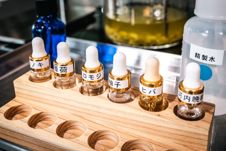 6種類の精油。この中から3種類まで選ぶことができる。