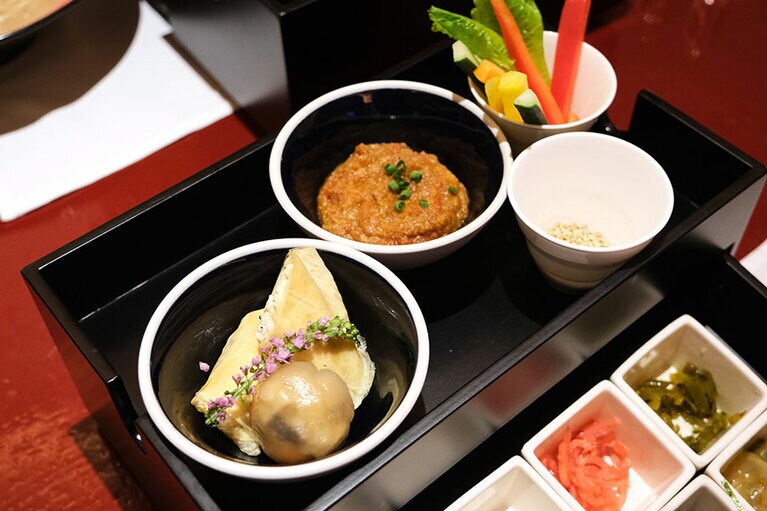 ヘイフンテラス特製の野菜点心と湯葉真薯、国産野菜のスティック。