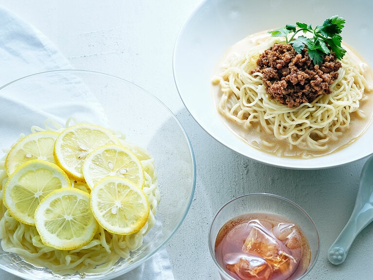 左：奈良屋の生中華麺 冷やしレモン味。さっぱりとしたレモンスープとちぢれ麵にもう夢中。
右：秋田味商のKUROMORI 冷し担々麺。黒森シェフのレシピを忠実に再現した夏だけのお楽しみ。