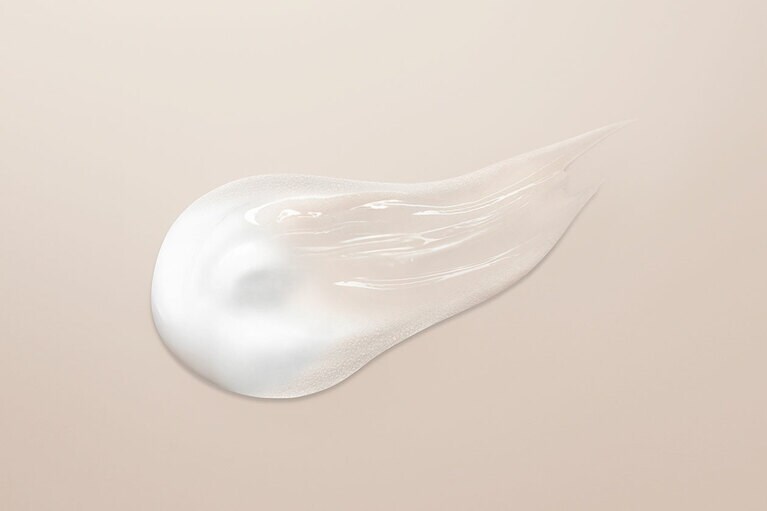 なじませると泡がジェル状に変化して広がる。