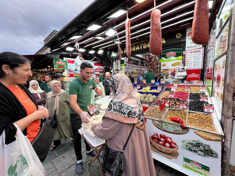 チーズとオリーブを扱う商店での価格交渉は、店員も買い手のご婦人たちも笑顔で楽しんでいる。