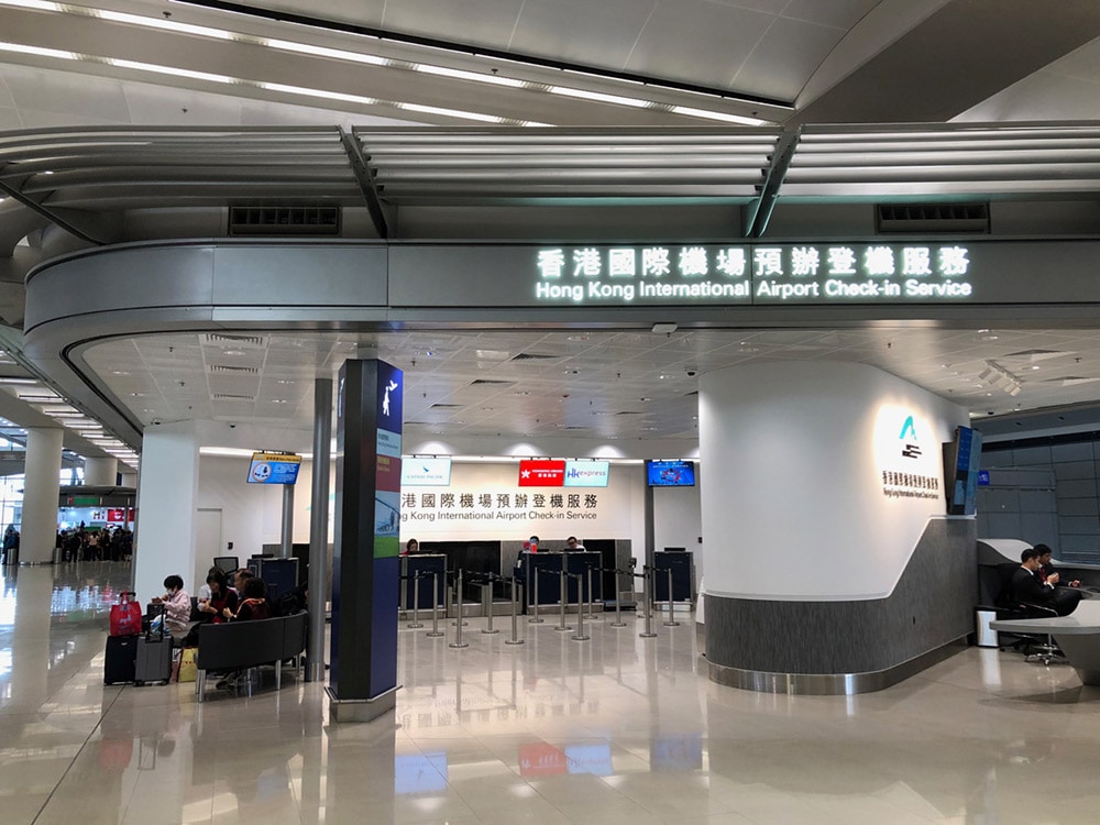 香港側のイミグレーション施設には香港国際空港のインタウンチェックインカウンターが設置されている。今のところ、利用できるのは香港系の航空会社が中心。ここでチェックインを済ませれば、身軽になって空港へ移動できる。