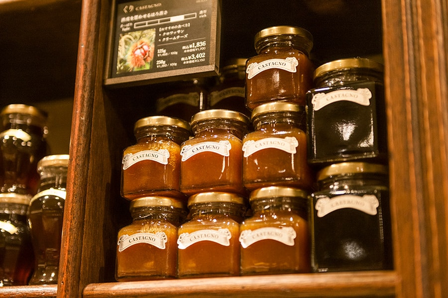 ラベイユのハチミツには、採蜜地と養蜂家名が書いてある。例えば、気にいったハチミツの養蜂家や採蜜地の別の種類を試すなど、ワインを選ぶようにハチミツ選びを楽しみたい。