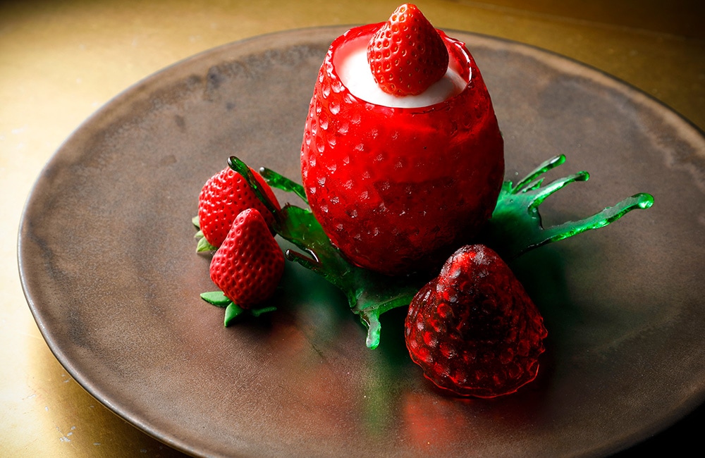 「苺 Art of Strawberry」4,200円(税・サ別)。要予約。提供は4月中旬まで。  「苺 Art of Strawberry」の思わず目を引く大きないちごは、なんと繊細な飴細工。