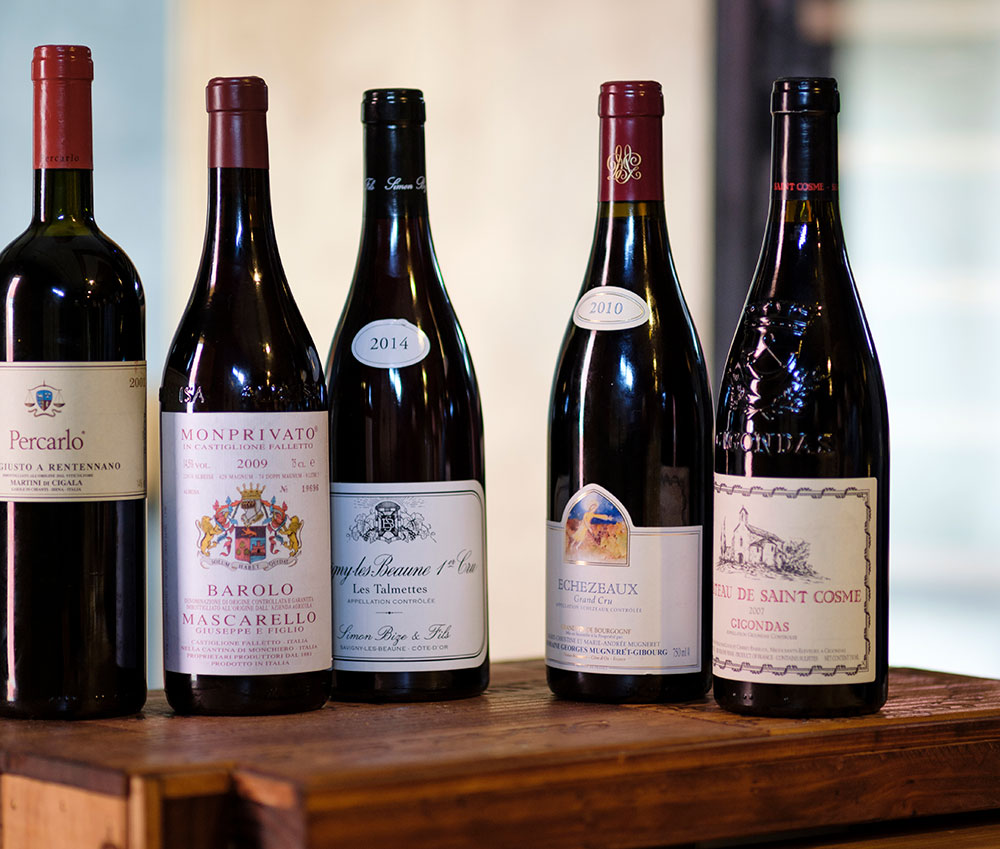 ワインはフランスとイタリアのものを揃える。グラス 800円～、ボトル 4,000円～。