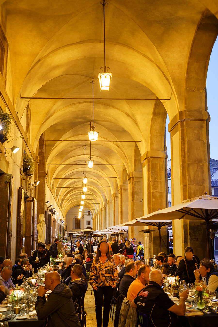 ロッジャ宮殿の回廊には、所狭しと飲食店のテーブルが並ぶ。