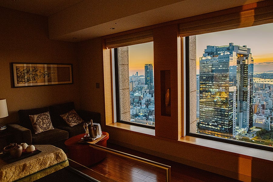大阪中心エリアのダイナミックな眺望が広がる客室。