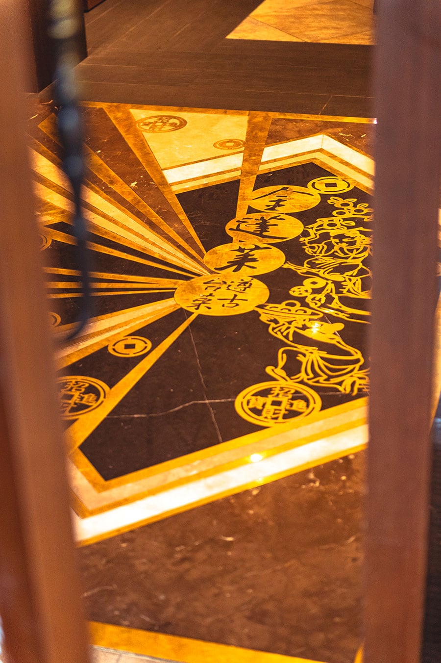 入り口の床には金細工で店名が彫られている。