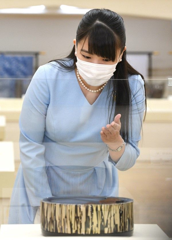 2020年9月、「第67回日本伝統工芸展」を鑑賞される眞子さま（当時）　©時事通信社