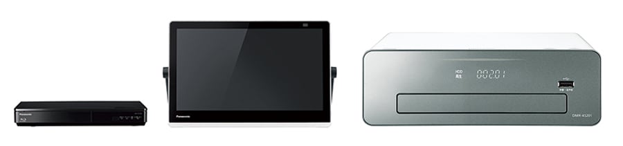 左：プライベート・ビエラ「UN-15TD10」。防水テレビ15v型、インターネット動画配信サービス、ブルーレイ／DVD再生対応、内蔵ハードディスク500GB、バッテリー最長約3時間、幅38.2×高さ25.3×奥行3.57cm(スタンド・突起部除く)。
右：おうちクラウドディーガ「DMR-4S201」。ブルーレイ／DVD再生対応、3チューナー、内蔵ハードディスク2TB、幅21.5×高さ8×奥行21.5cm。