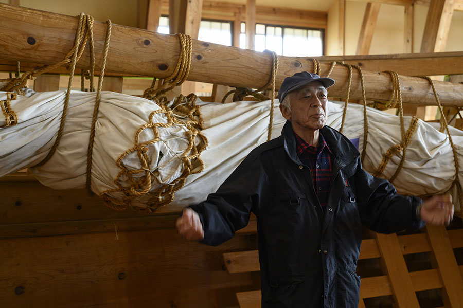 画期的な発明だったという巨大な一枚帆の前で、当時の高度な造船技術を教えてくれたのは、学芸員の高藤一郎平さん。