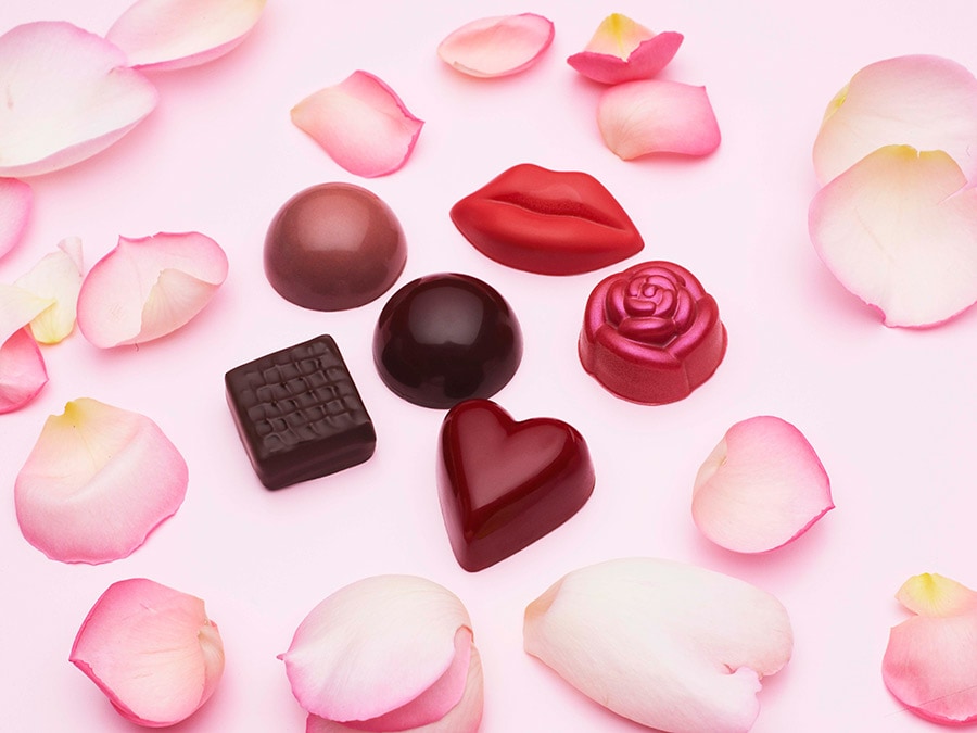 『ピアジェ ローズ』の甘美で幸福感に包まれた世界観を表現したピアジェのオリジナル・ルビーチョコレート。