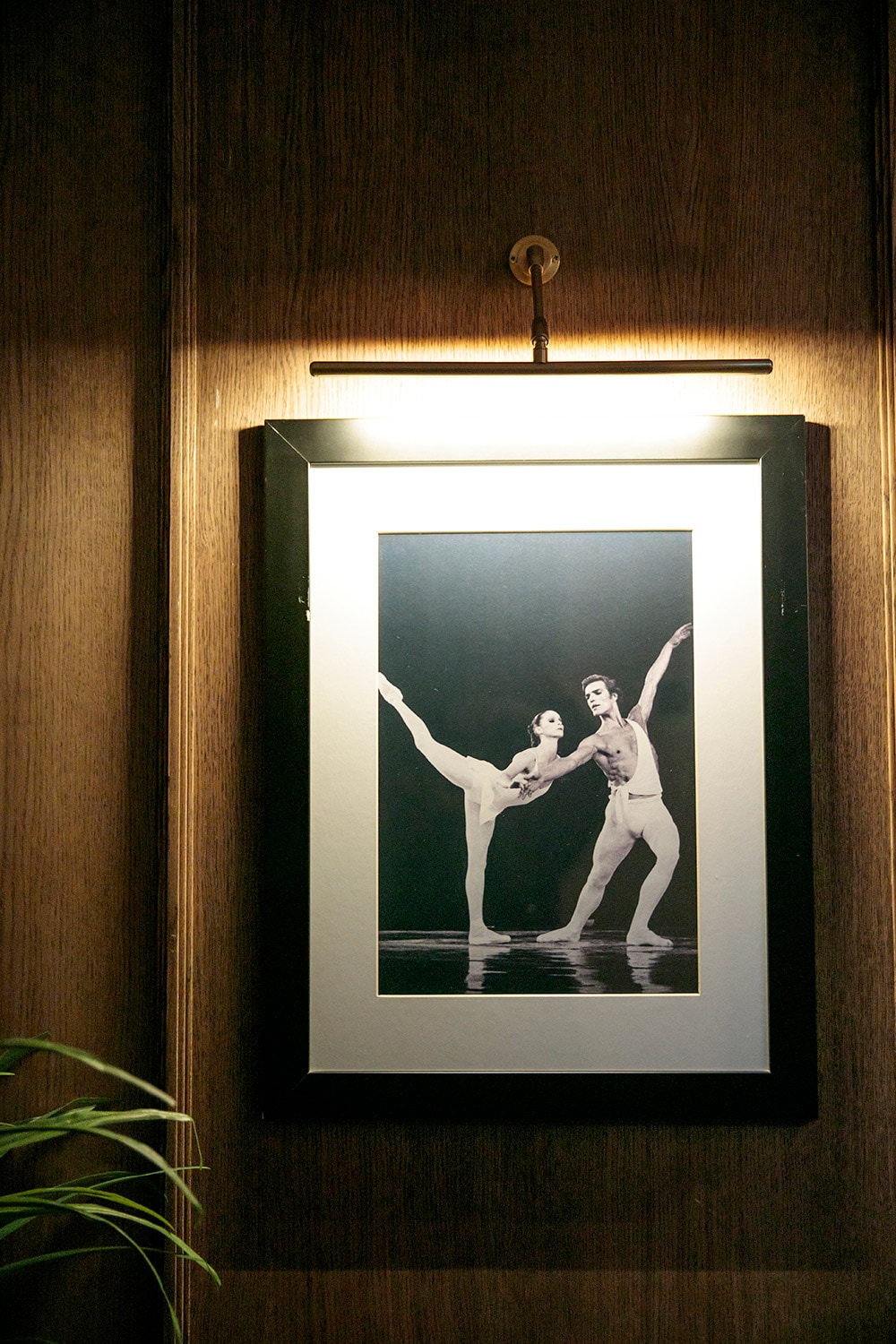クルピンの現役時代の写真などダンサーの写真があちこちに飾られている。