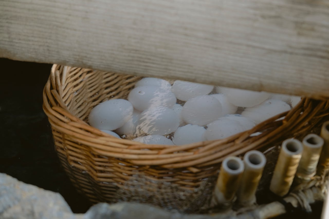 温泉卵を茹でたりと、今も村民の台所的な役割を果たす。