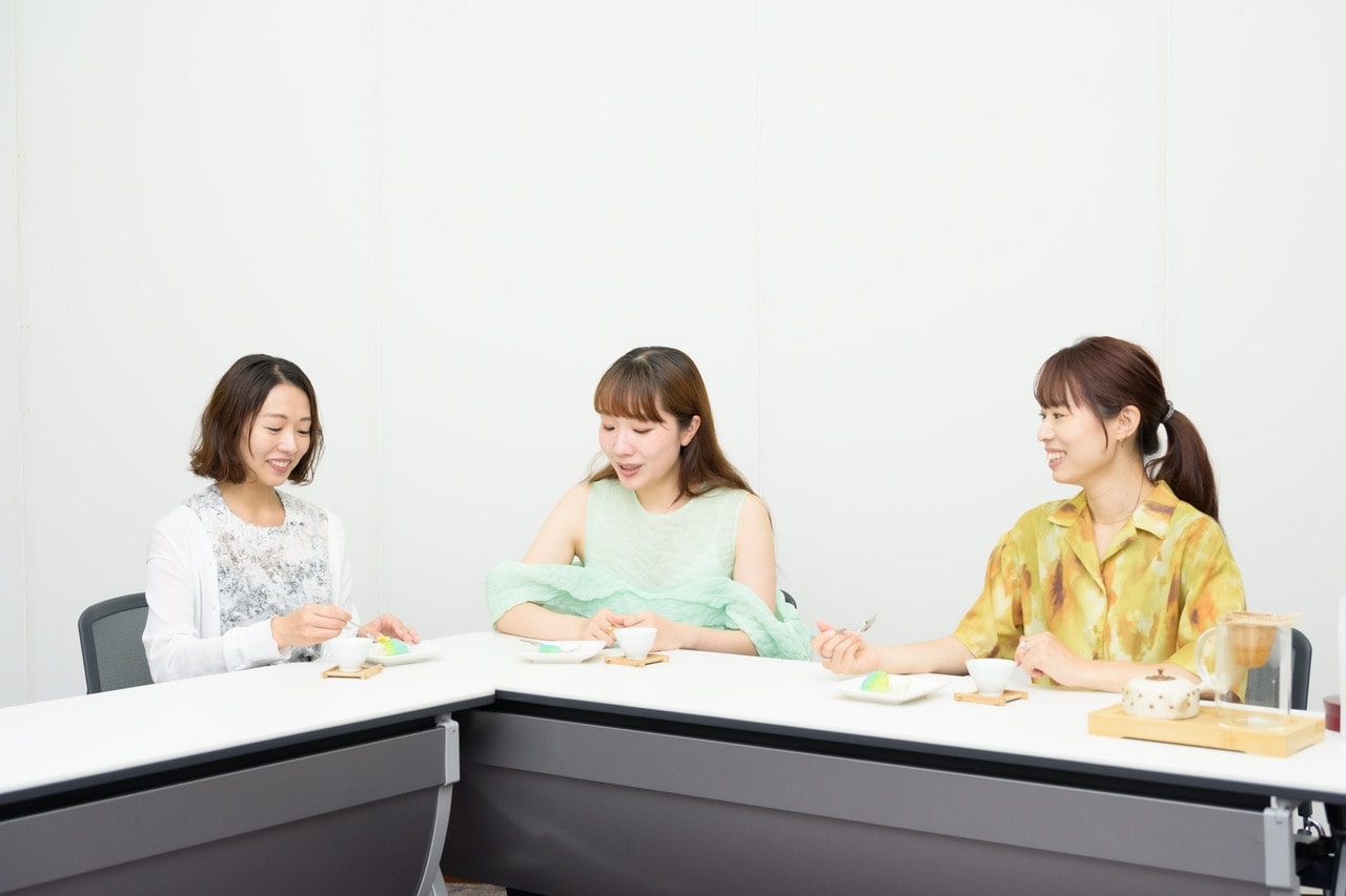 和茶を合わせることで、パイナップルの甘みがさらに引き立つ。