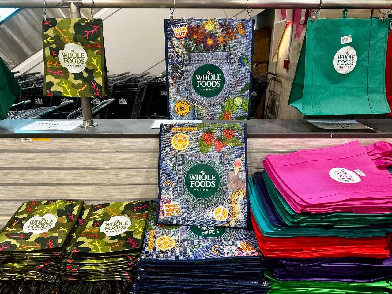 人気のデニム柄は外ポケット付き。マチも広く収納力も◎