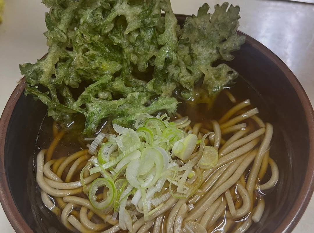 本蓮沼「そばひろ」の「春菊天太そば」（立澤さん撮影）