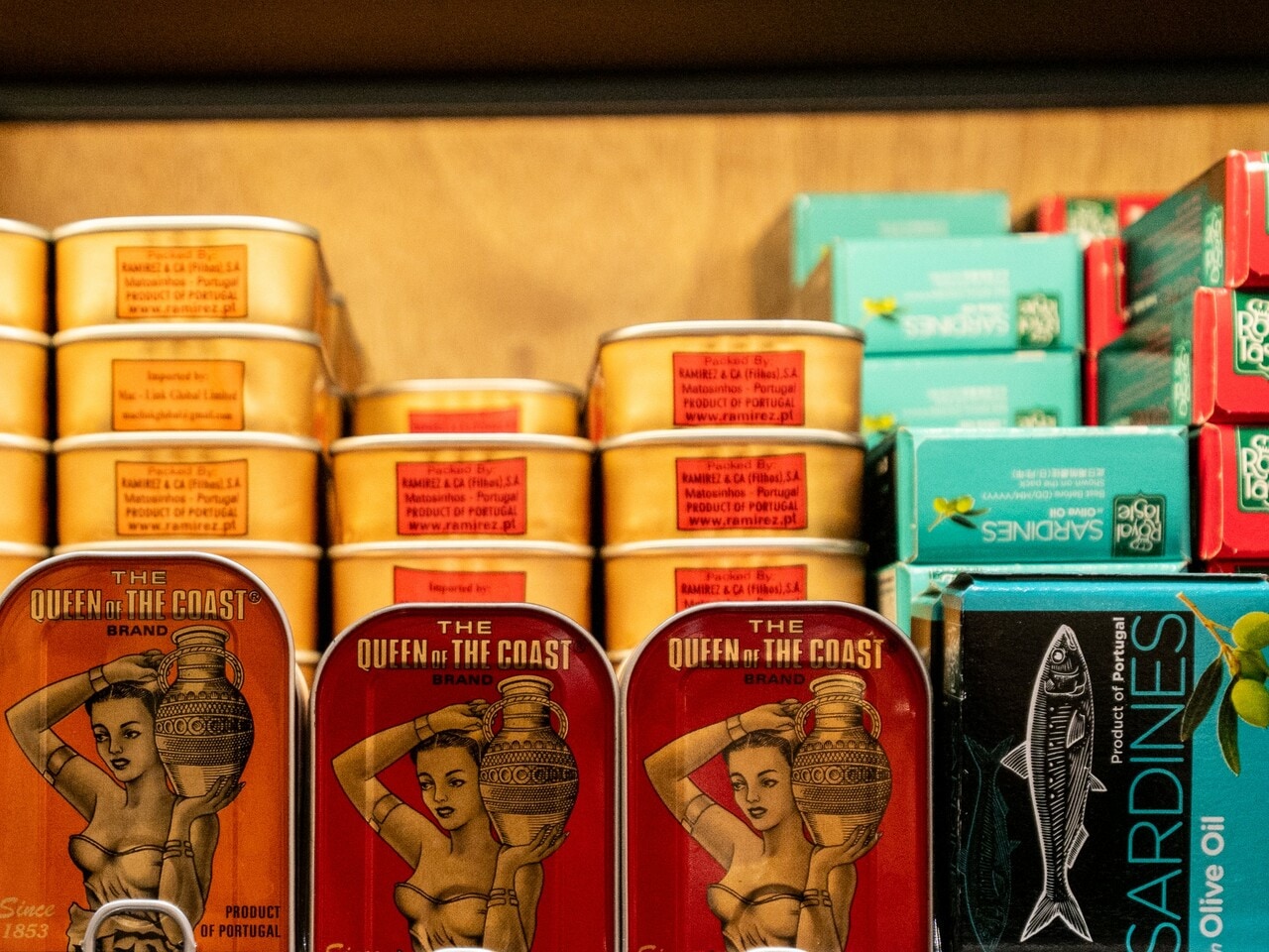 お土産に大人気、ポルトガルの食文化を象徴するサーディンをはじめとした魚介の缶詰。