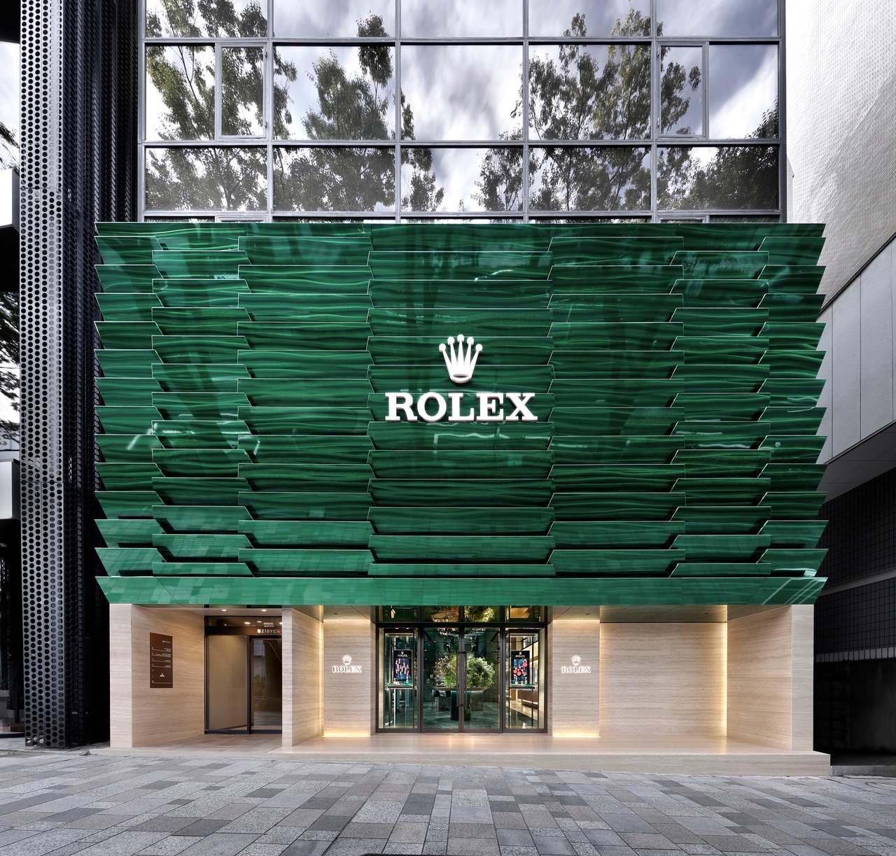 ブティックは表参道駅のほど近く。フルーテッドベゼルをモチーフにしたファサードが目を引く。