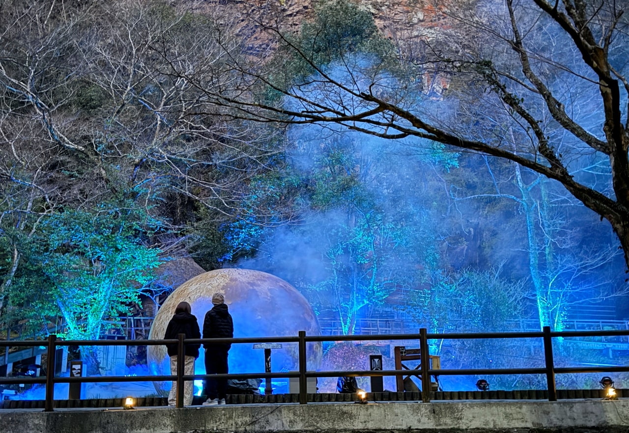 真名井の滝のすぐ上にあるおのころ池。期間限定の月のオブジェに、ライトアップとスモークが加わって幻想的！