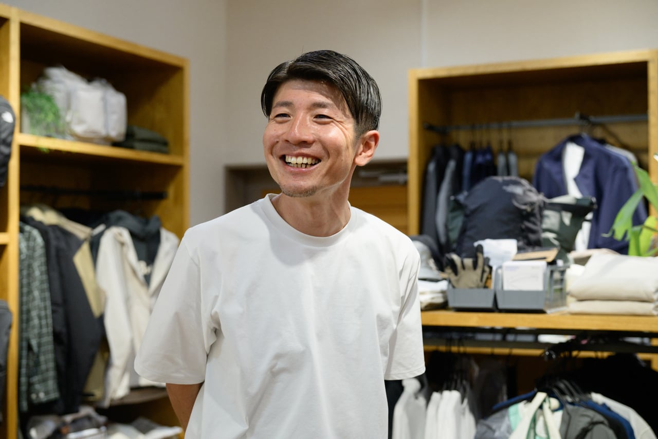 「ザ・ノース・フェイス/ヘリーハンセン 知床店」店長の藤田大輔さん。東京の店舗から知床店に赴任して3年、仕事の傍ら山、川、海遊びを思う存分満喫している。