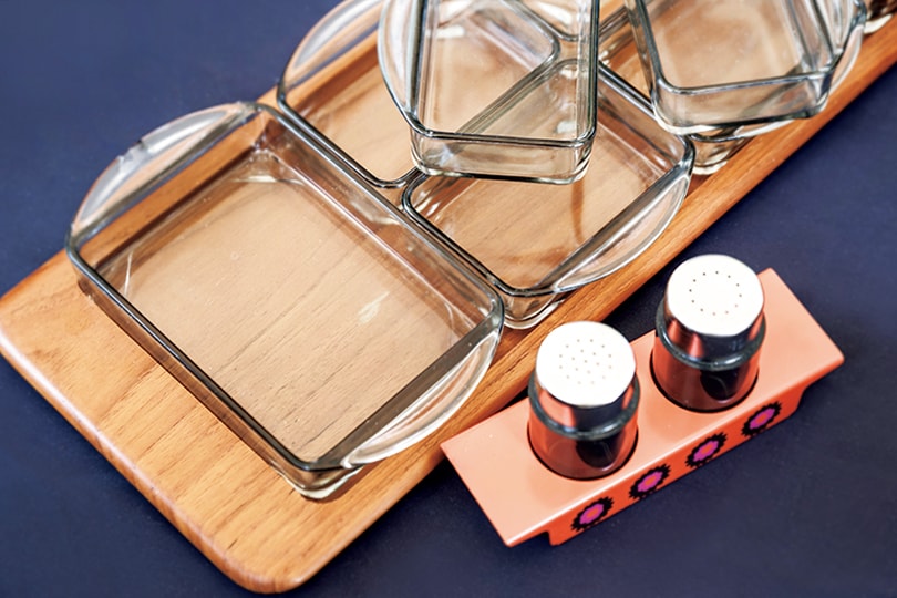 1960年代のドイツ製だが北欧風デザインの耐熱ガラス皿セット50ユーロと、オランダ製の塩＆胡椒入れ10ユーロ。