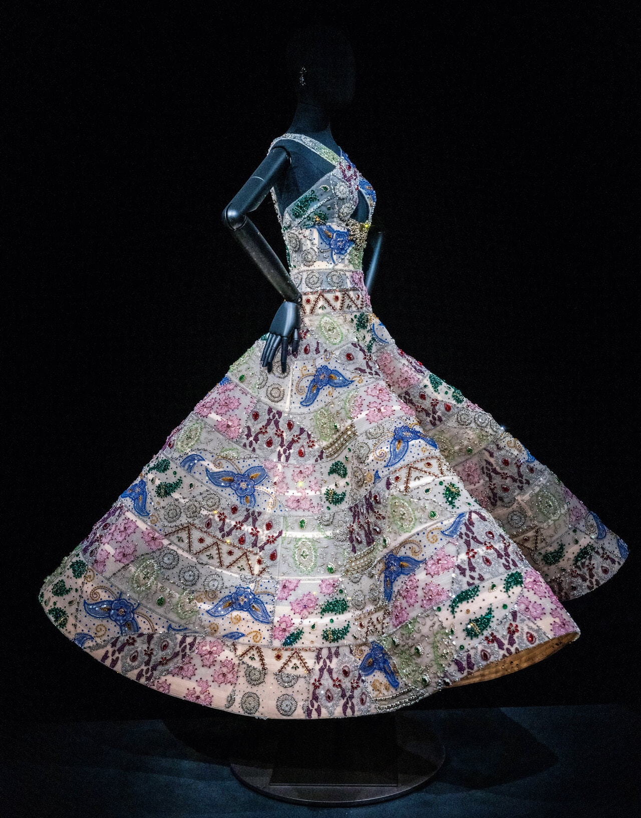 「アルマーニ / シーロス」では「ジョルジオ アルマーニ プリヴェ」20周年記念展「GIORGIO ARMANI PRIVÉ 2005–2025」を2026年5月3日まで開催。写真は、2000時間以上の手作業によって、刺繡が全面に施されたドレス。