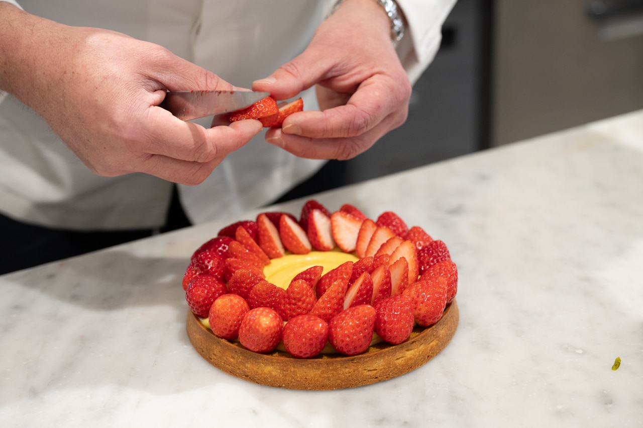 カッセル氏の手によって、丁寧にそして整然と並べられるいちご。まさに職人技だ。