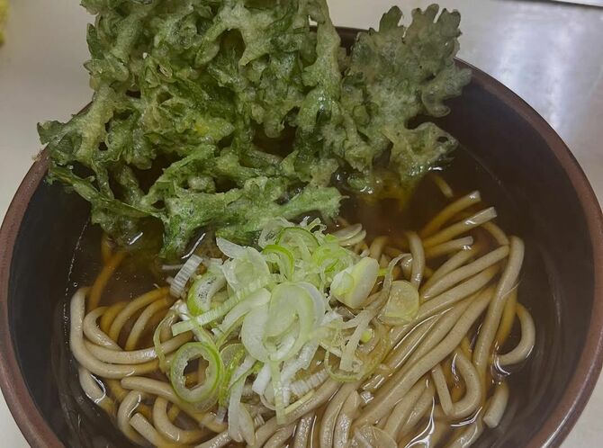 本蓮沼「そばひろ」の「春菊天太そば」(立澤さん撮影)