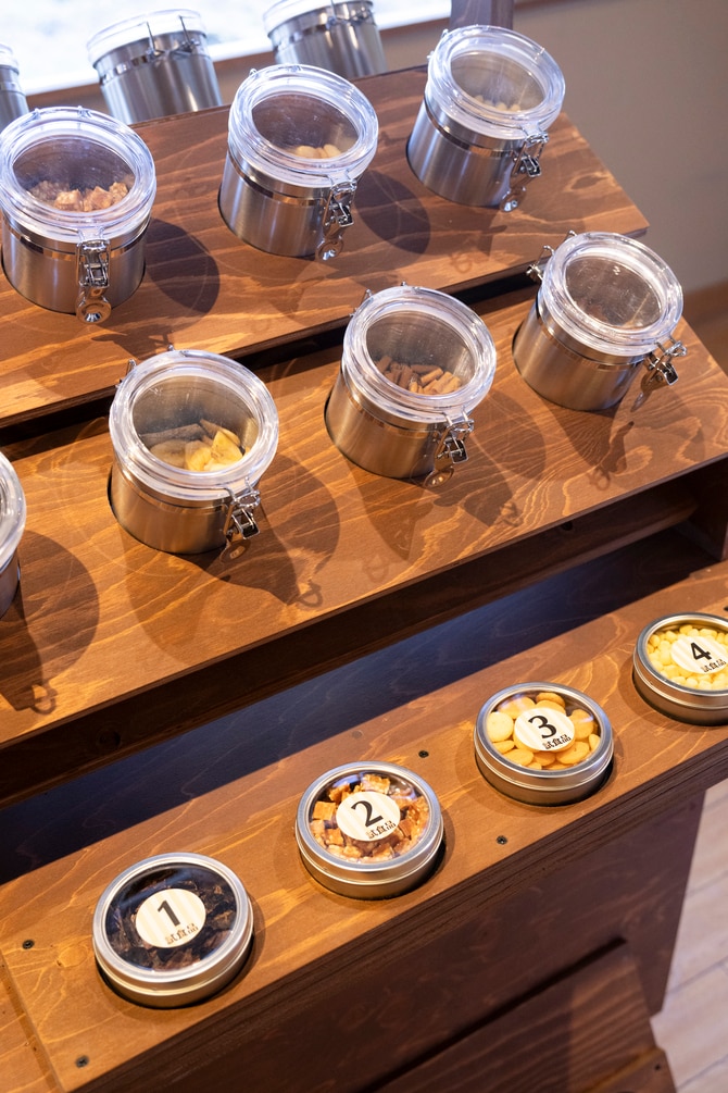 全8種もの犬用おやつが選べるワゴン。備え付けの袋に詰めて、部屋へ持ち帰ってもOK。