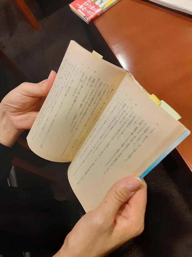 心を打たれた箇所に付箋をしている。 （撮影／文春文庫編集部）