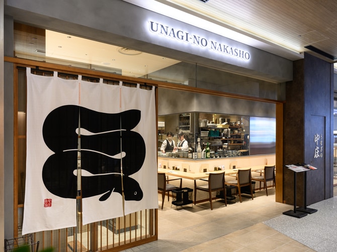 カウンター席も充実の広々とした店内。