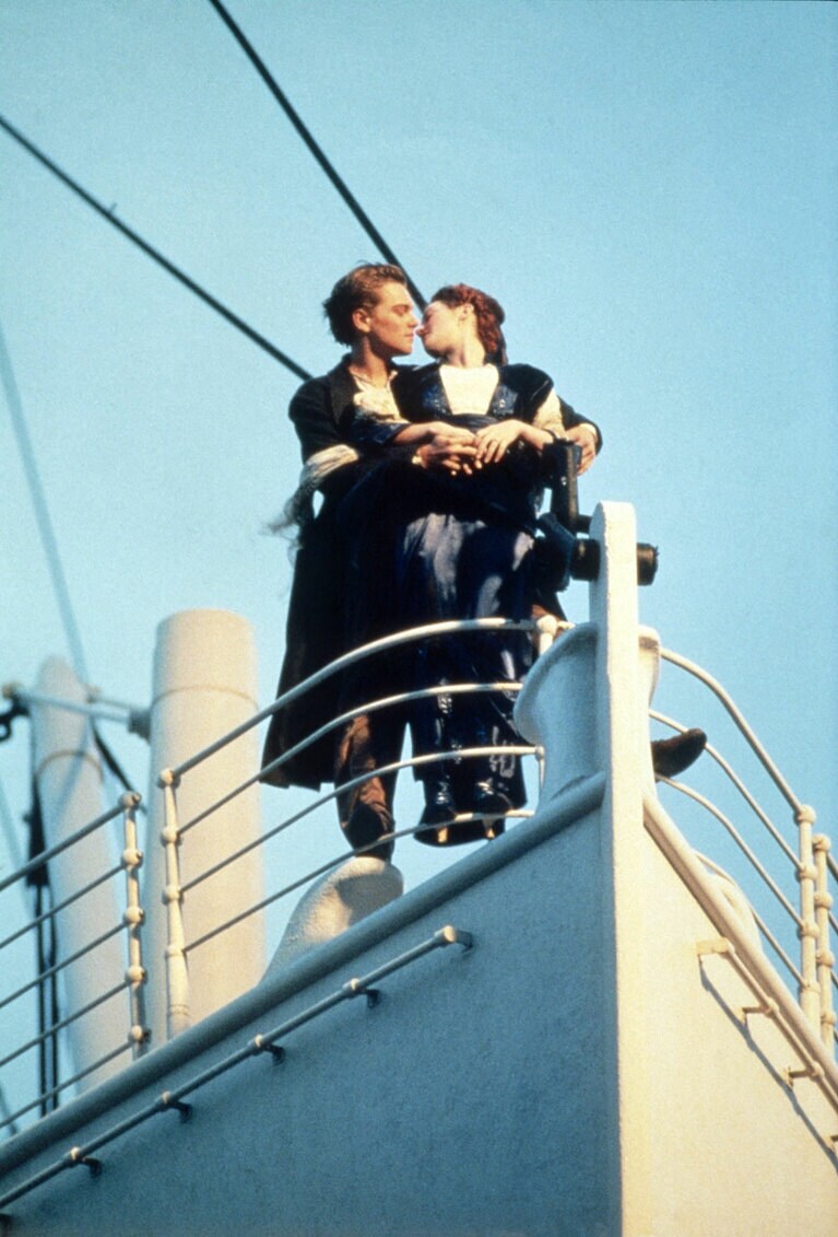 このシーンに憧れたカップルは多かった。しかし高所恐怖所の私の友人のように「あんな危ない所にオレを信じて昇れと言うジャックはヤベエ奴。絶対恋人になれない」というタイプもいる。ロマンスに発展するのは奇跡なのだと改めて思う。©Photo12 via AFP